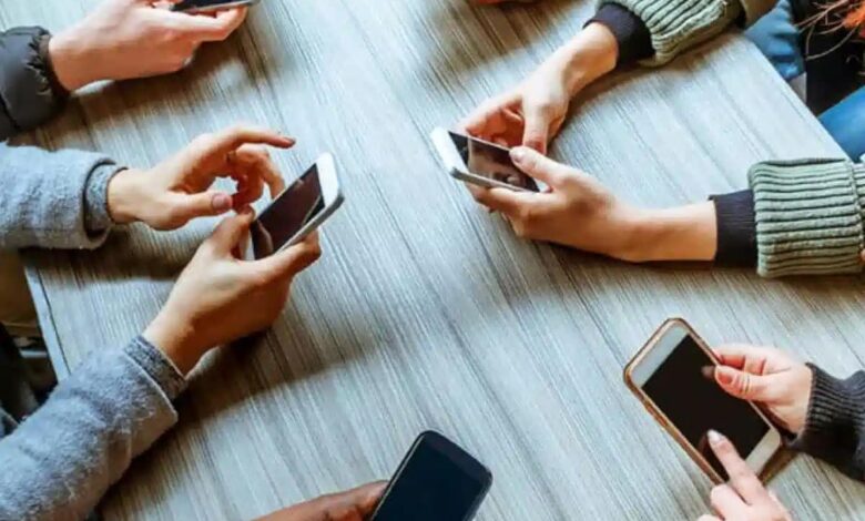 اثرات دوپامین و اعتیاد به شبکه‌های اجتماعی: از لذت لحظه‌ای تا وابستگی رفتاری